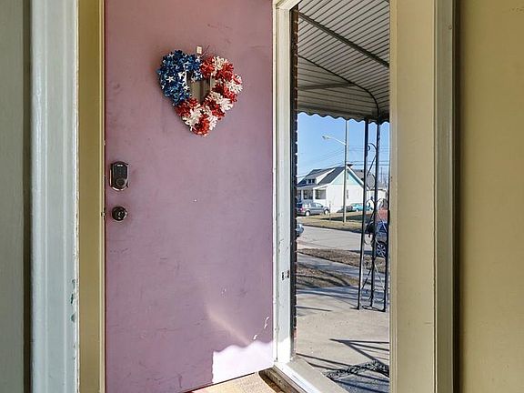 3rd image of 839 E Bennett Ave