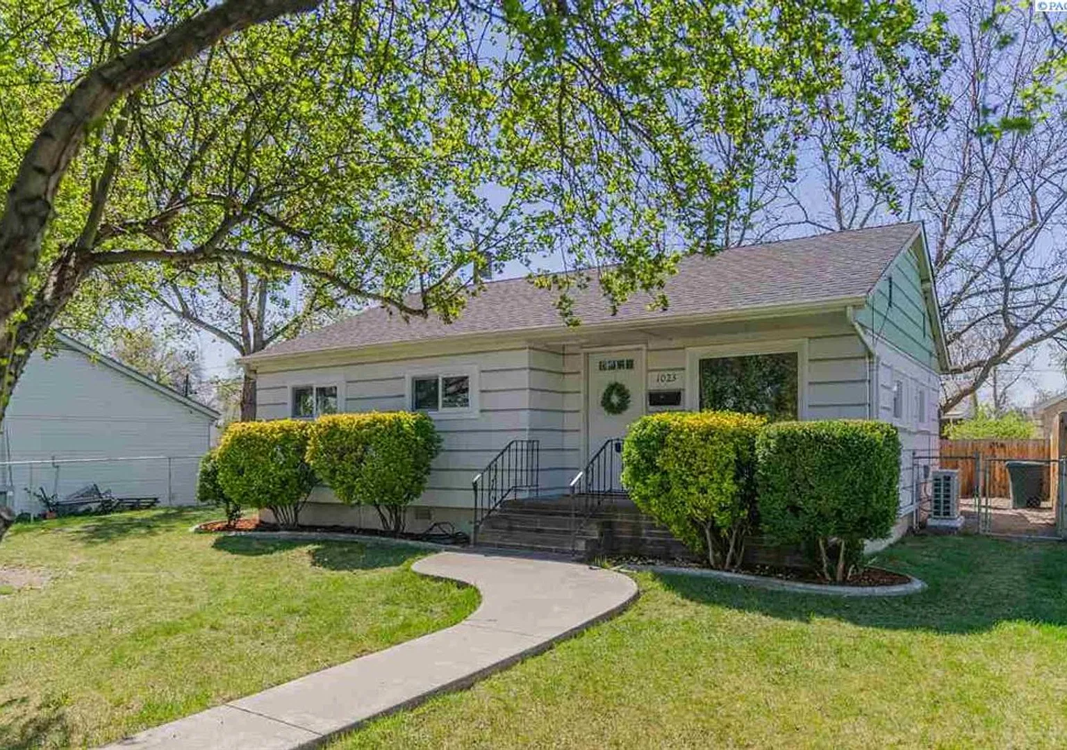 Adorable Three Bedroom Home in Richland! Fully fenced backyard! — Photo 2