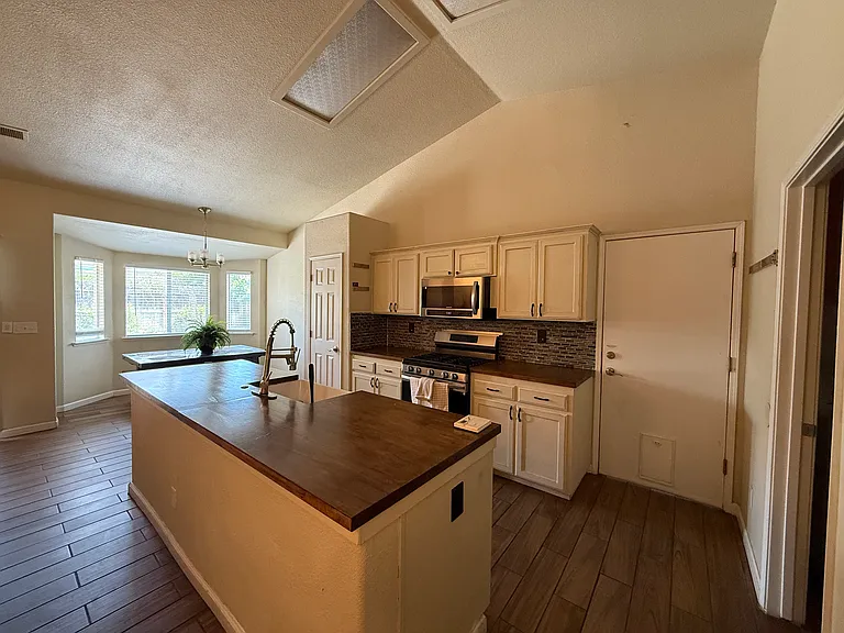 314 N Cypress Ave — Photo 5