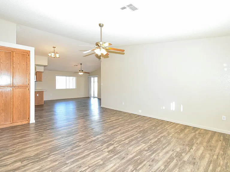 2866 S 30th Dr — Photo 4