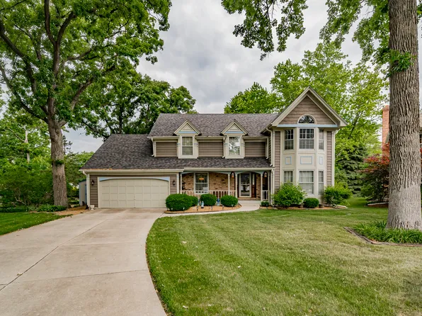 26W568 Woodvale Ct, Winfield, IL 60190