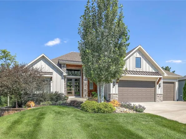 10 Black Hawk Dr, Lake Winnebago, MO 64034