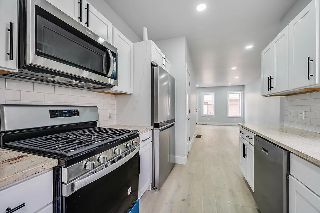 3 bed, 2.5 bath, 2000 sqft, $2,100 — Photo 1