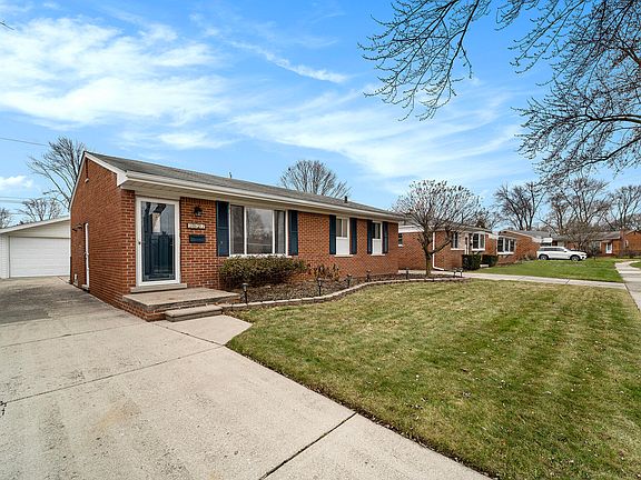 4th image of 1827 Chaucer Ave