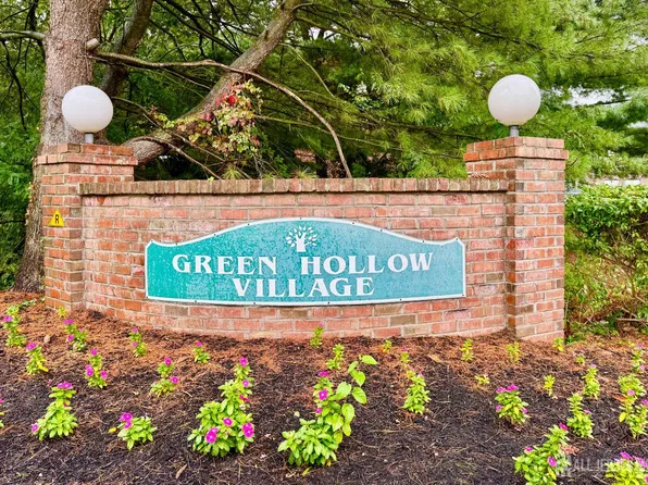 101 Green Hollow Dr, Iselin, NJ 08830