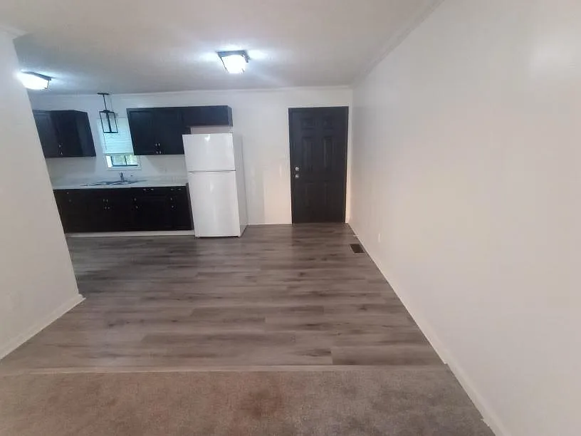 3 bed, 971 sqft, $1,350 — Photo 1