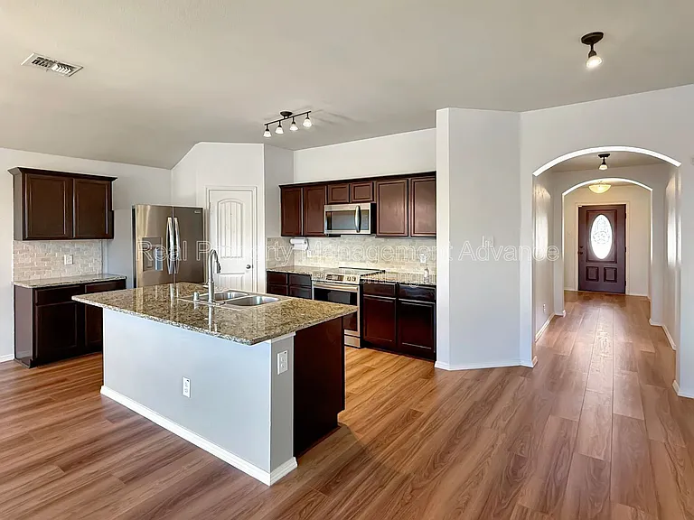 1305 Savannah Ridge Dr — Photo 5