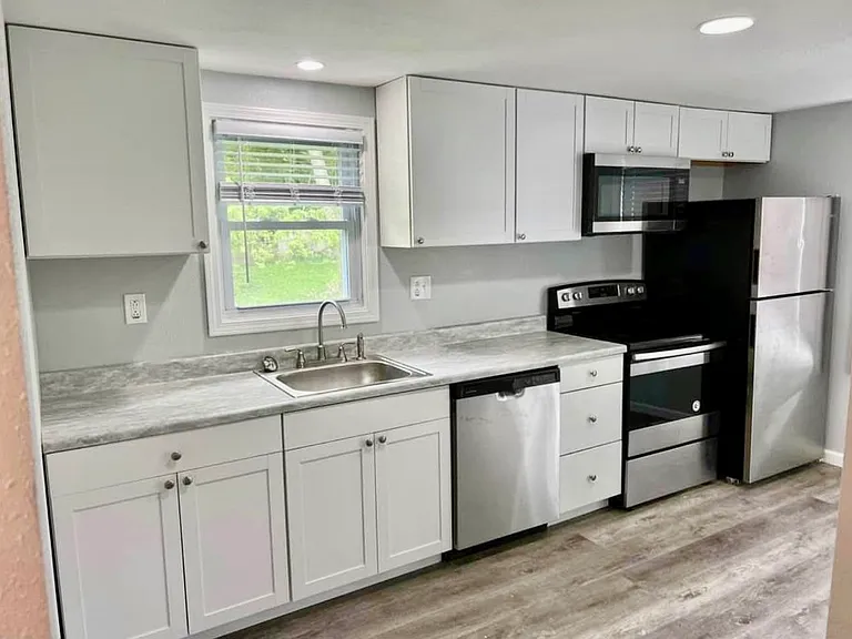 628 Kies Ave — Photo 2