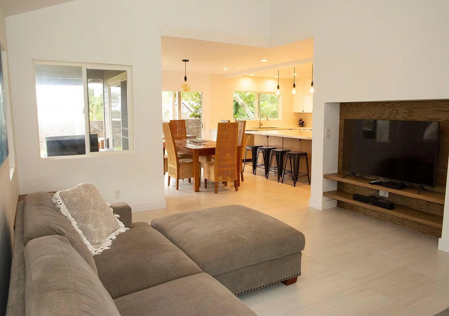 Beautifully Appointed Fully Furnished 4 bedroom/3 bathroom Kuau BayView House w/ Ocean views — Photo 4