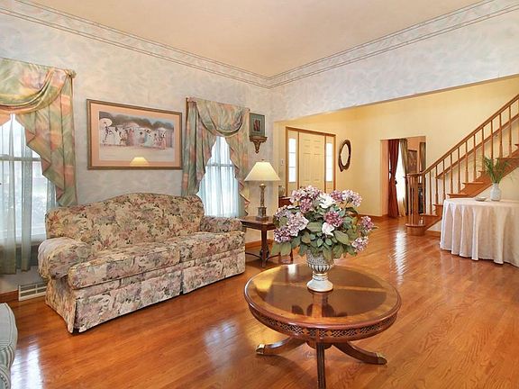 2nd image of 130 Rocky Knoll Dr