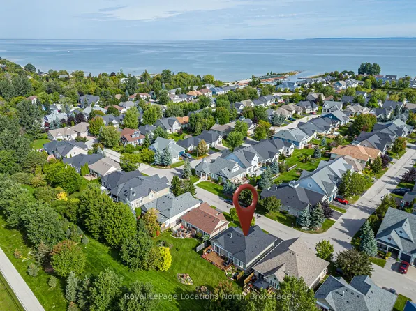 14 Clubhouse Dr, Collingwood, ON L9Y 4Z6
