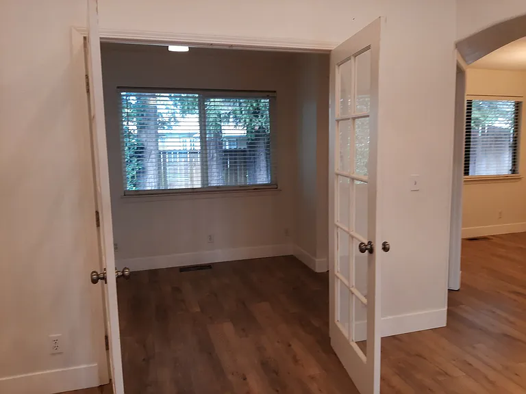 423 Wilson Ln — Photo 7