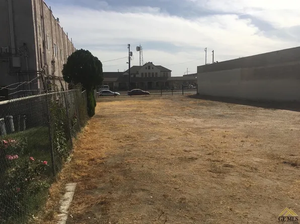 710 Jackson St, Bakersfield, CA 93305