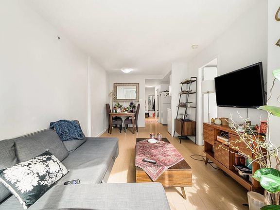 2nd image of 555 Jervis St #1308
