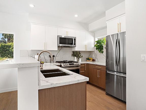 2nd image of 2120 N Beachwood Dr