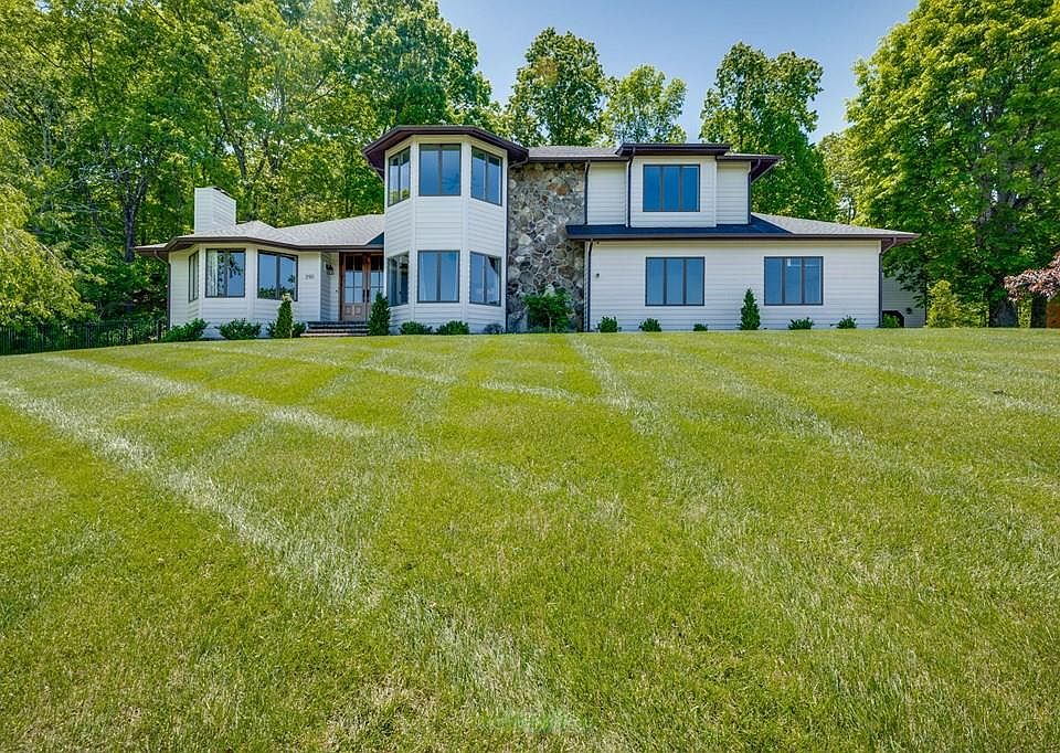 1st image of 390 Winterham Dr