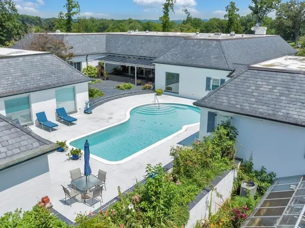 100 Hunters Green Dr, Stanleytown, VA 24168