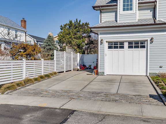 4th image of 2114 Pacific Blvd