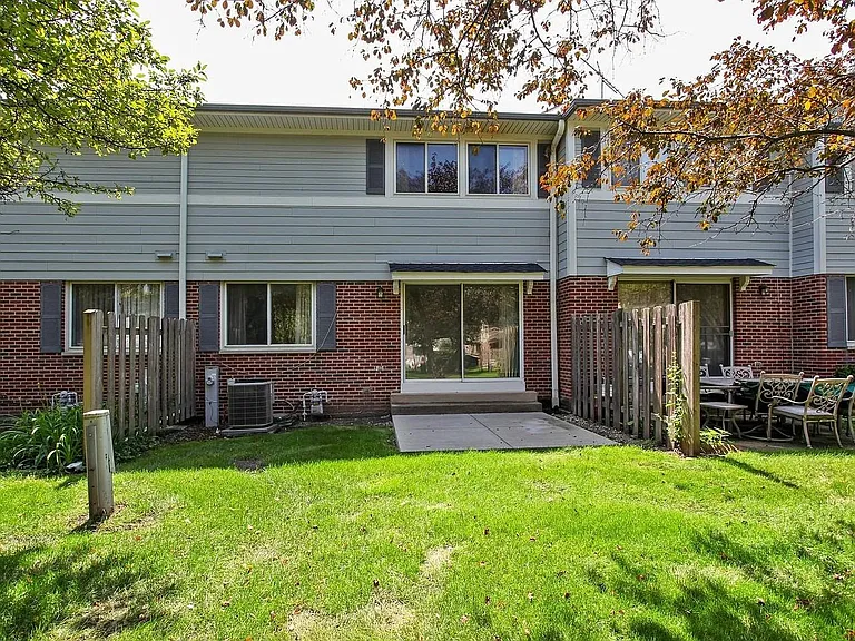886 Swallow St — Photo 20