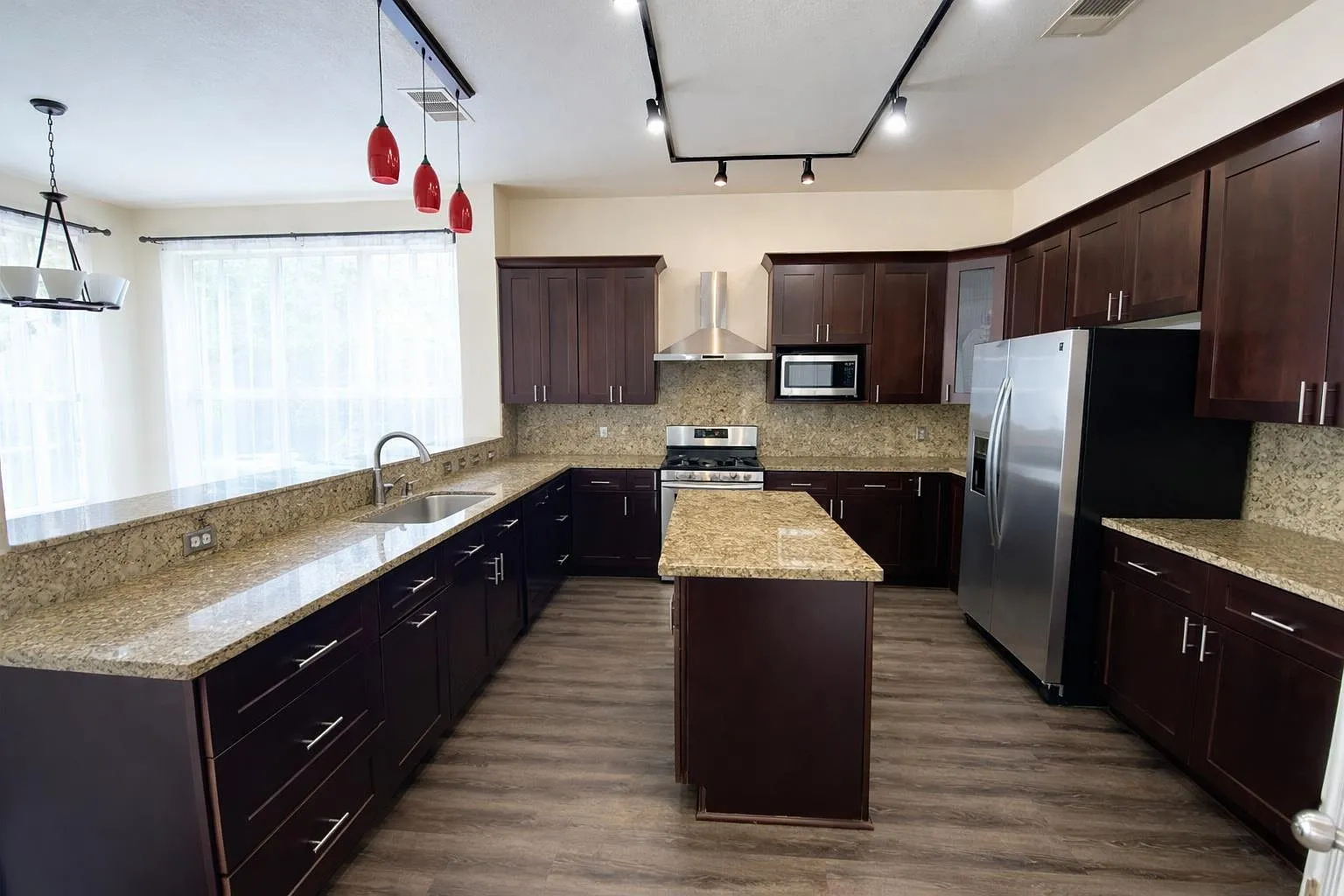 4 bed, 3.0 bath, 2908 sqft, $2,700 — Photo 4