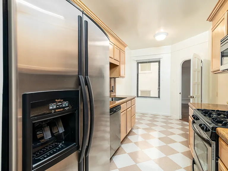 2275 Broadway — Photo 4