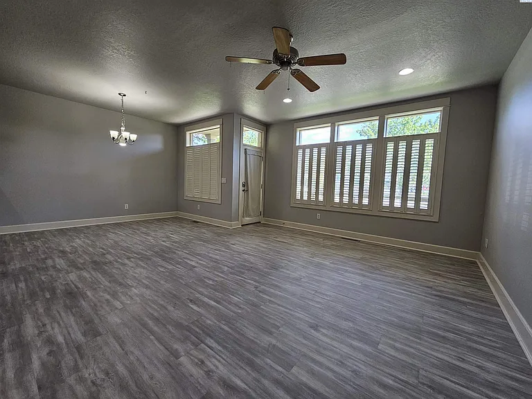 493 Columbia Point Dr — Photo 10