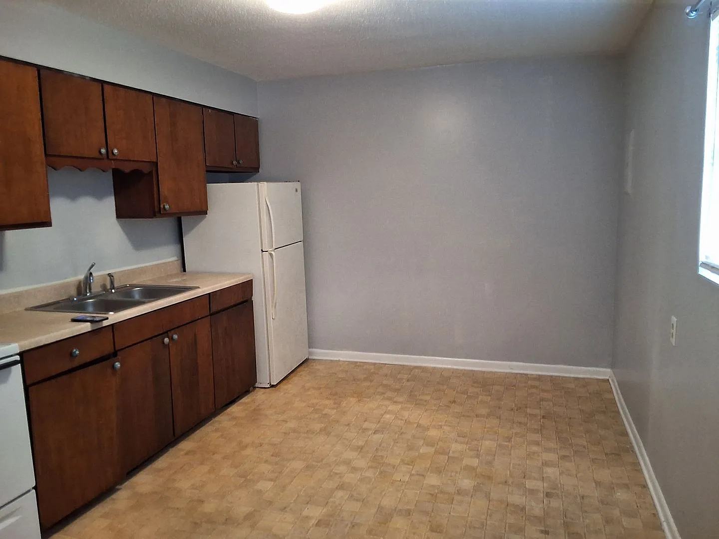 1140 Evelyn Drive — Photo 3