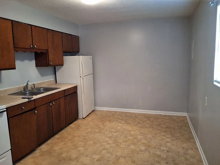 1140 Evelyn Dr — Photo 3