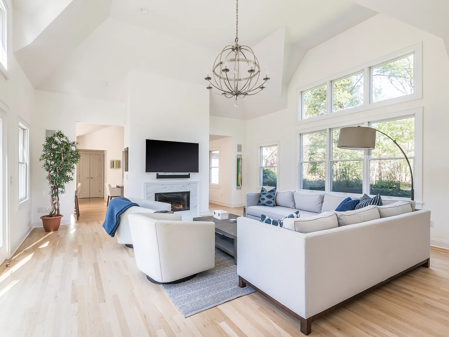 Beautifully Renovated, Hamptons Residence, Close to Village — Photo 3