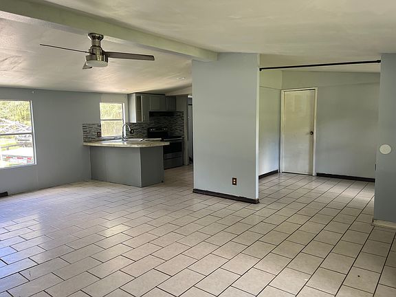 4th image of 43723 Dixie Dr