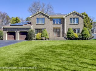 28 Mohawk Ln, Manalapan, NJ 07726