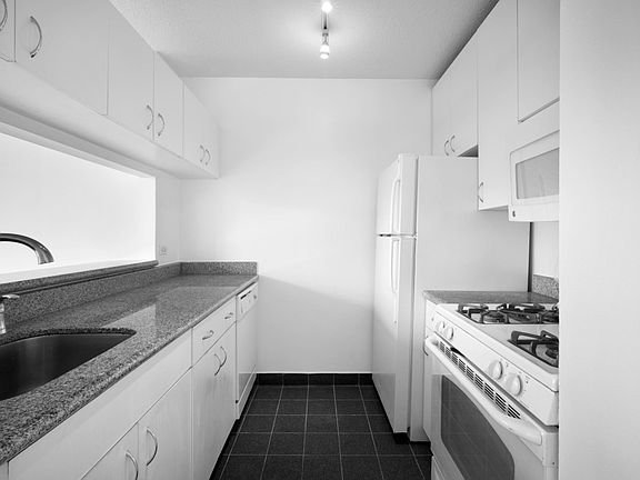 3rd image of 200 W 60th St APT 24F
