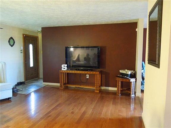 3rd image of 127 Willow Dr
