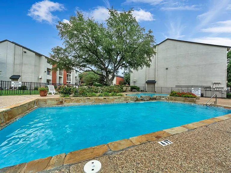 Oak Meadow Apartments — Photo 2