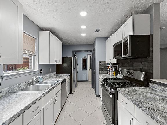 4th image of 11763 Cliveden Dr