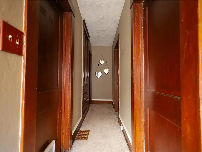 220 Kingsbury Ave — Photo 11