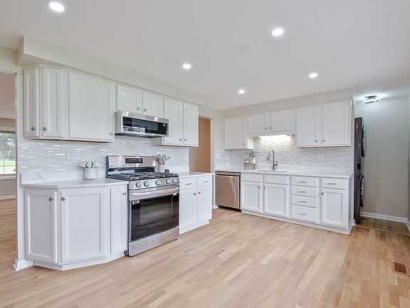 5th image of 428 Putnam Ln