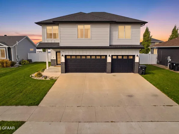 5564 Cottonwood St, Grand Forks, ND 58201