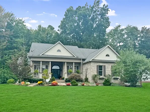 3335 Long Branch Dr, New Castle, PA 16105