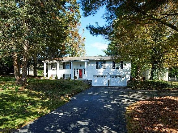 3rd image of 1627 Oxford Cir