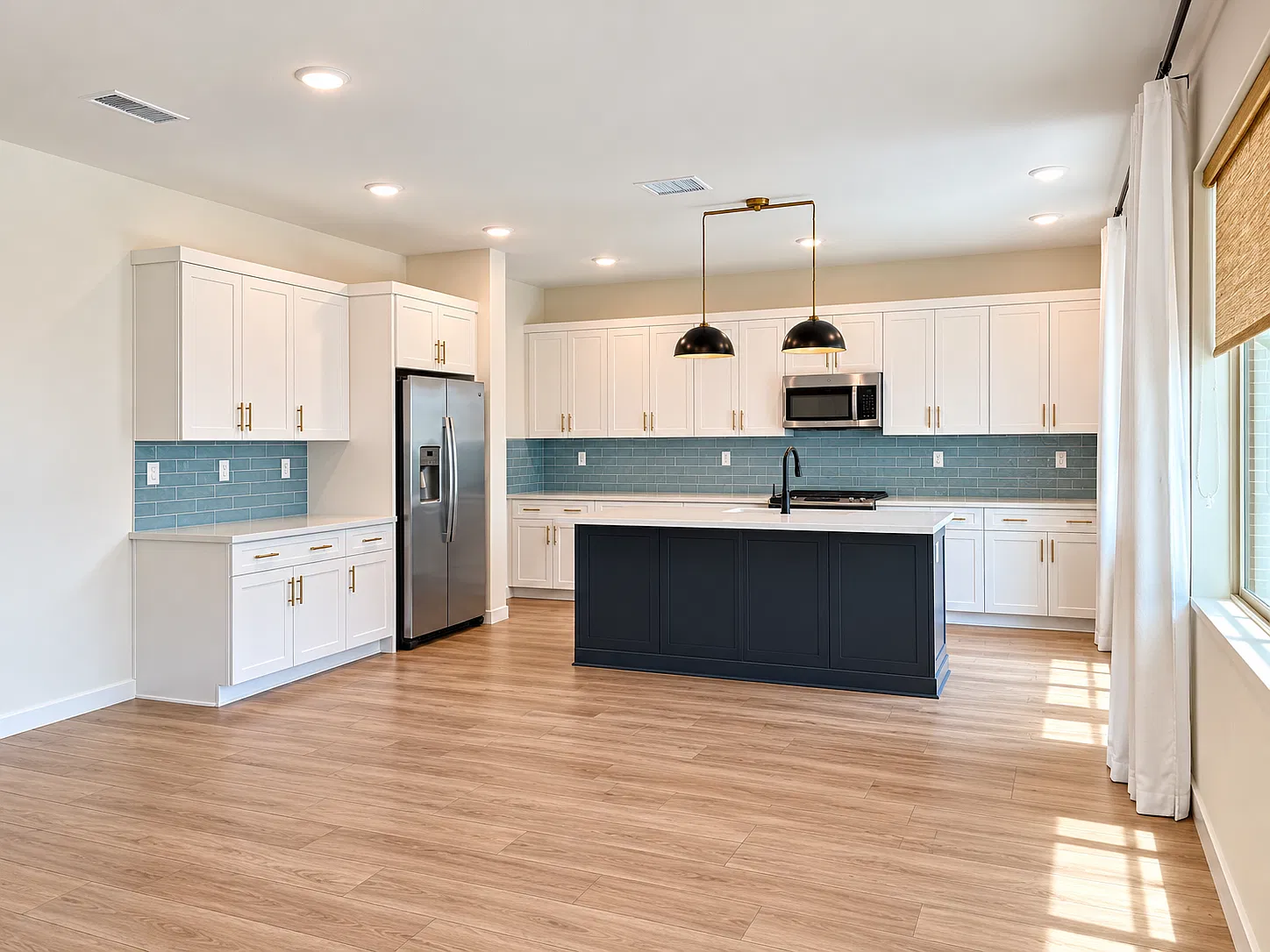 5 bed, 3.5 bath, 2837 sqft, $4,450 — Photo 2