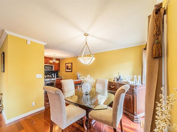5th image of 45 Bennington Dr