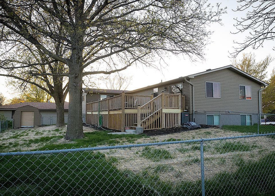 1445 E 16th St, Crete, NE 68333 Zillow