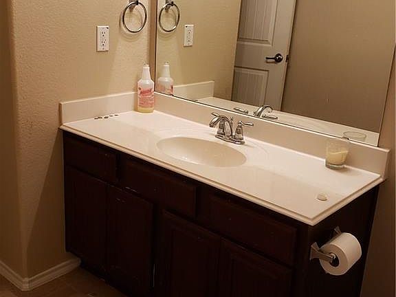 4th image of 724 Canyon Pl