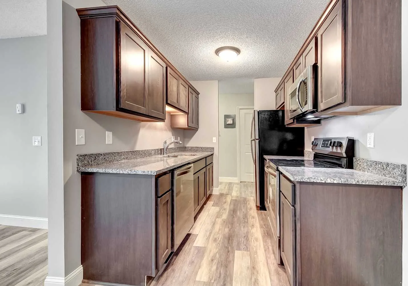 9161 Dunlap Ave — Photo 2