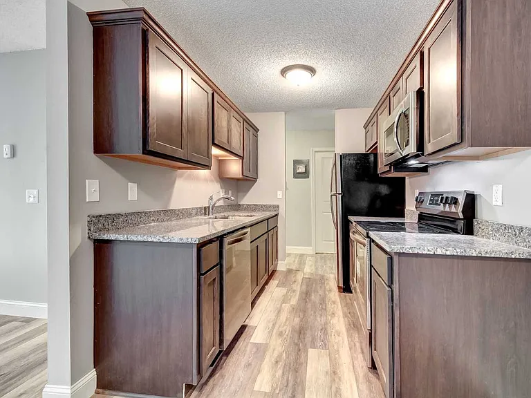 9161 Dunlap Ave — Photo 2