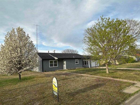 807 E 2nd St, Russell, KS 67665