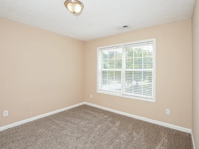 1000 Maple Leaf Dr — Photo 14