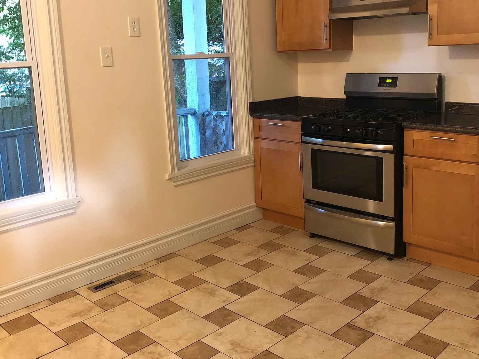 2 bed, 950 sqft, $1,225 — Photo 1