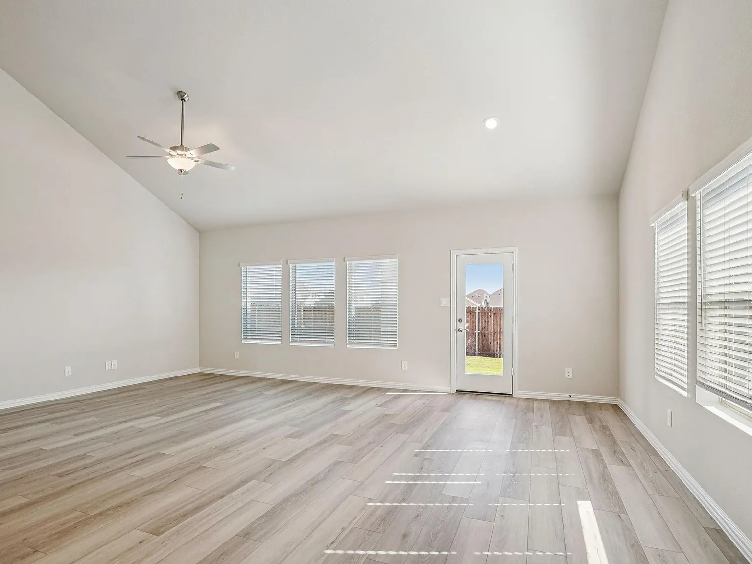 5 bed, 3060 sqft, $3,550 — Photo 4